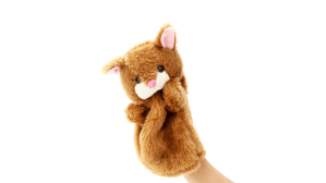 Gioca con me Una marionetta di stoffa, a forma di gatto,con un sorriso gentile, seduta su un tavolo di legno chiaro. Le braccia aperte sembrano invitare al gioco, raccontando storie silenziose di incontri e immaginazione.